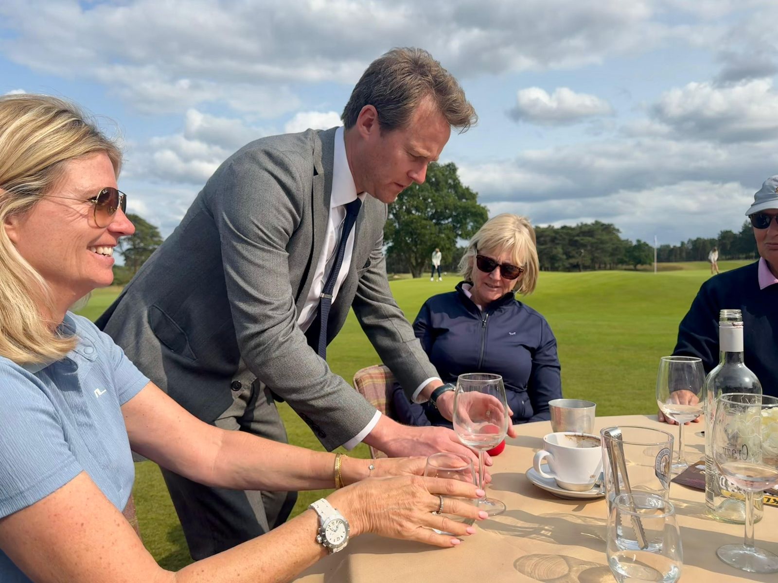 Richard Kettle performing close-up magic for guests at a golf day
